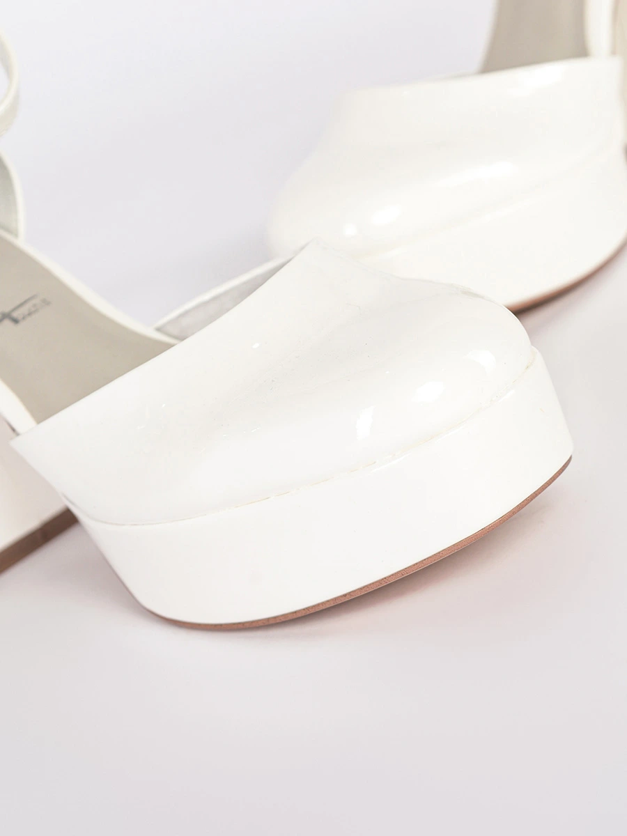 Туфли лакированные белого цвета